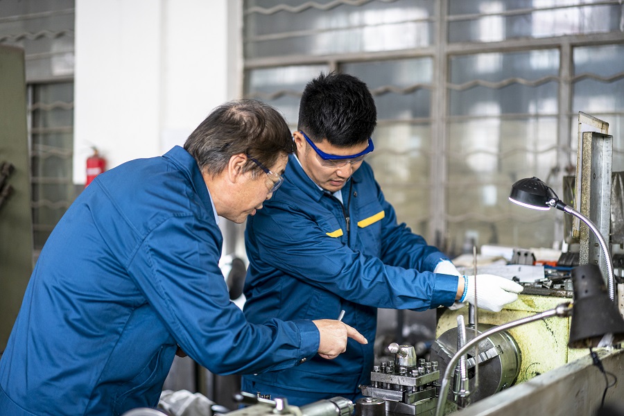 企业导师在车间指导学徒