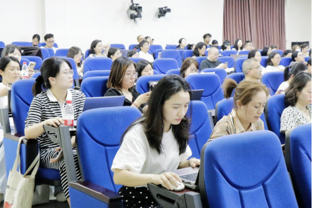 高校教师参与AI专题培训